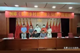 王立兵到黄梅看望大型黄梅戏音乐剧《我的乡村我的亲》演职人图片