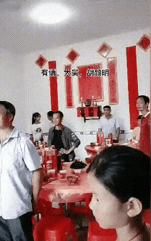 搞笑动图：有此闹钟，还怕不醒图片
