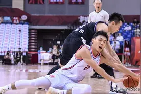 杜锋知人善用！身材矮小却成为广东男篮奇兵，场外与女友保持低调图片