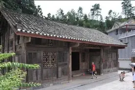 那位拒绝了开发商8亿拆迁款的金丝楠木屋房主，现在怎么样了？图片