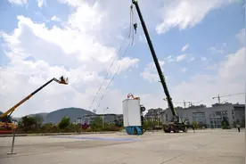 两次从8米高空摔下，飞碟W5脸都摔烂了，驾驶室居然还能坐人？图片