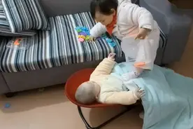 妈妈走开一会，姐姐就对弟弟“下狠手”，网友直呼：弟弟命真大图片