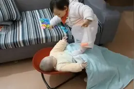 妈妈走开一会，姐姐就对弟弟“下狠手”，网友直呼：弟弟命真大图片