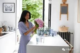 嫁入法国豪门的香港女人，中年丧夫，51岁却成了最IN的名模图片