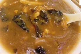 河南最便宜的胡辣汤，1块钱一碗，油条5毛一根，20多年没涨过价图片