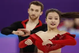 花滑史上最尴尬一幕，比赛中途女子上衣崩开，男伴动作引全场喝彩图片