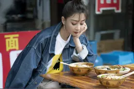 殷桃衣品真不错！牛仔外套配长筒靴青春靓丽，40+仍年轻又貌美图片