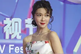 薛凯琪真是“纯欲风代表”，吊带裙配银色高跟鞋，魅力藏不住图片