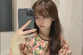 沫子对镜子秀身材，却被吐槽腿太粗，粉丝：拍照姿势信息量有点大图片