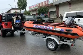 感谢！沂南特大暴雨中的蓝天救援志愿者图片