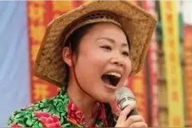 草帽姐秀内衣，阿宝穿女装，大衣哥捧儿媳，草根歌手为何乱象多图片