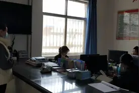华阴市罗敷镇：突击检查促干部"在状态"图片