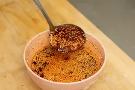 饭店辣椒油为什么那么香？原来诀窍这么简单，炸出来香辣浓还不糊图片