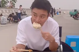 贾乃亮被曝复合后，露天大口吃一次性塑料盒饭，排队盛汤没架子图片
