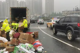武汉交警客串“搬运工”，冒雨赶工还不忘“轻拿轻放”图片