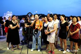 夜幕下，歌声唱响官渡河图片
