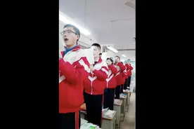 奋战高考！衡水第十三中学高三学子站立举读图片
