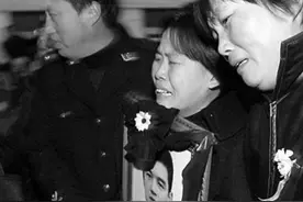 14年前，28岁中国军人为救跳江女子牺牲，妻女如今过得怎样？图片
