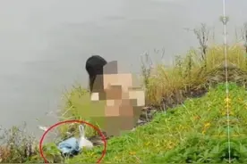 广西一女子清晨呆坐江边，身上一件衣服都没穿，女子：梦游了，一醒来就在这图片