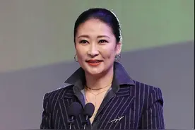 真不知道梁静咋想的，剃“潮男头”配流苏西装，没藏住小粗腿真尬图片