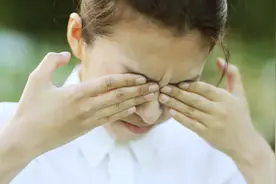 熬夜后眼睛红又痛，可能是葡萄膜炎找上门图片