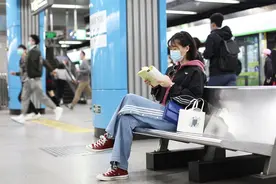 地铁里，你读书的身影真美图片