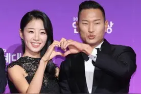 10年前在世界杯一哭成名的郑大世，如今迎娶韩国空姐，令人羡慕图片