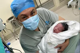 朱桢产房晒二胎儿子正面照，父母颜值再高，生下时都是“丑小鸭”图片