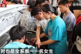 机械系唯一女生：学汽修很累，每天搬轮胎练体能图片