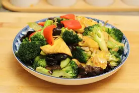 炒西兰花，先焯水还是直接炒？教你正确做法，鲜嫩脆爽好吃又营养图片