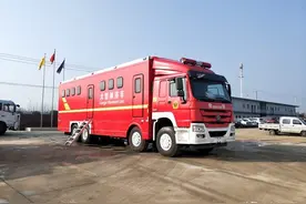 重汽豪沃前四后八大型淋浴车图片