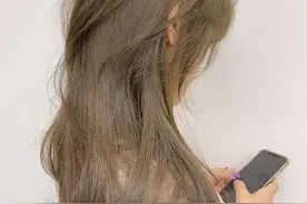 浅冷亚麻怎么染？简单的方法，染出时尚感发色图片