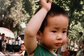 王一博父母旧照曝光，挑着父母优点遗传，网友：妈妈不出道可惜了图片