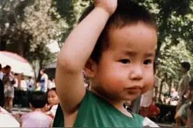 王一博父母旧照曝光，挑着父母优点遗传，网友：妈妈不出道可惜了图片