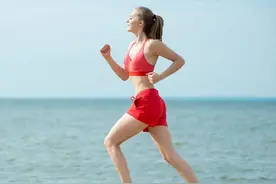 跑步的美女图片