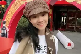 主持人周群挑安徽春晚大梁！一身衣服能买辆车，搭档李彬不在身旁图片