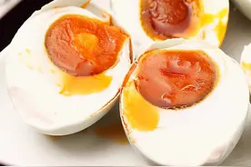 腌咸蛋，只加盐可不行！教你一招，15天就能吃，30天流油起沙图片