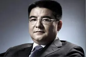 中国“第一大善人”陈光标，捐20亿后销声匿迹，如今在乡下收麦子图片