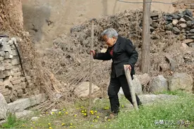 86岁老人无儿无女，住山中祖传老屋，说家里物件比自己年龄都大图片