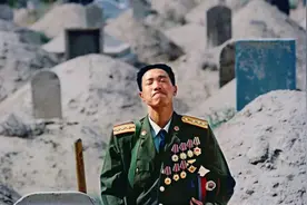 还记得这个战士吗？亡妻坟前一跪感动无数人，他如今过得怎样？图片