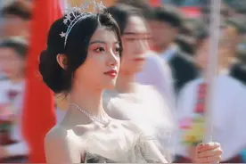 各高校运动会开幕式搞笑集锦，青岛大学举牌美女实力抢镜图片