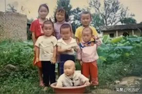 兄弟姐妹7人还原老照片场景，网友感慨：岁月不居，时节如流啊图片
