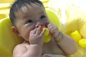 蠢萌可爱的洗澡鸭，差点让儿子眼睛失明，剪开后才发现里面这么脏图片