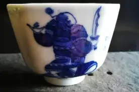 清代《无双谱》青花人物倭角杯，你认为是清中还是清末的器物呢？图片