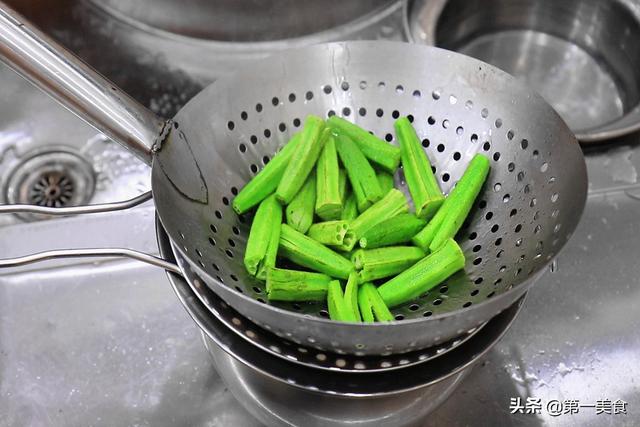 秋葵还在焯水吗？难怪营养都流失了！教你1招，秋葵脆嫩更鲜香