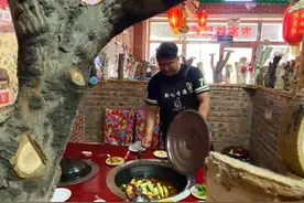 中外游客打卡内蒙古边境小城“铁锅炖”小哥成网红图片