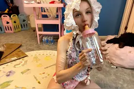 美国女子职业竟是躺在婴儿床里当宝宝，每月花两千元买尿片图片