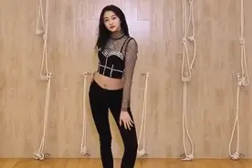 关晓彤露脐装跳女团舞，四肢不协调舞姿奔放，被质疑开了长腿特效图片