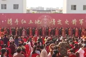 祝福！火箭军27对新人红色主题集体婚礼图片