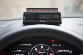 手写号码牌过时了，重新定义停车牌！智能升降、荧光、太阳能3合1图片